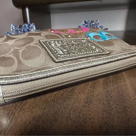 Coach NWOT Daisy Pop C Applique
Med Wristlet Bag - Picture 7 of 8
